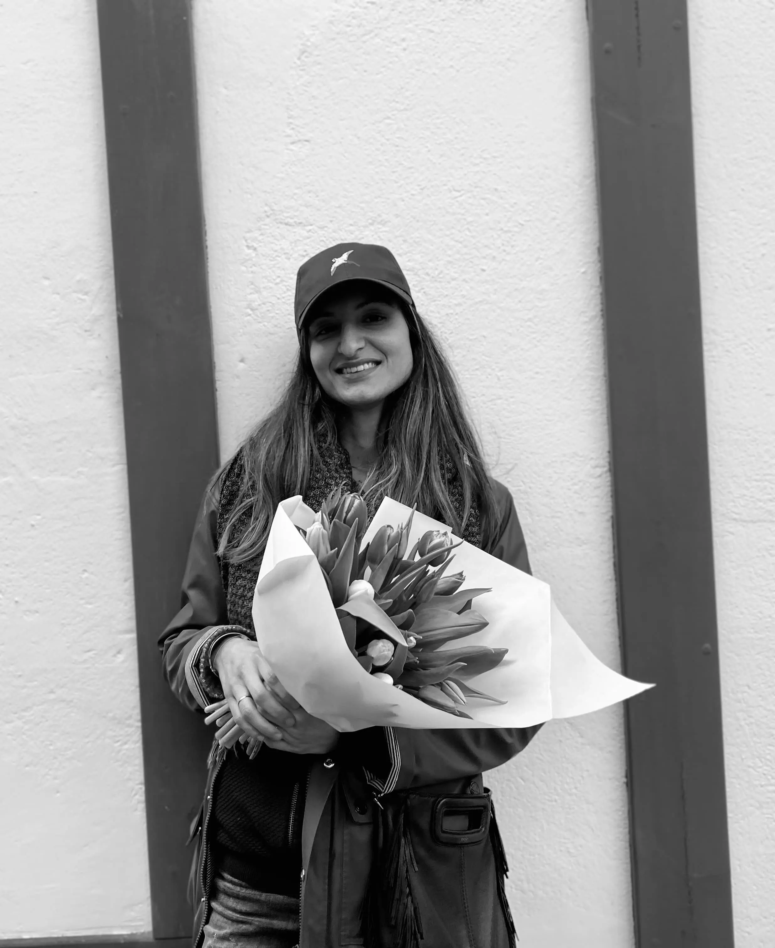 Léa Victoria travaillant avec des fleurs